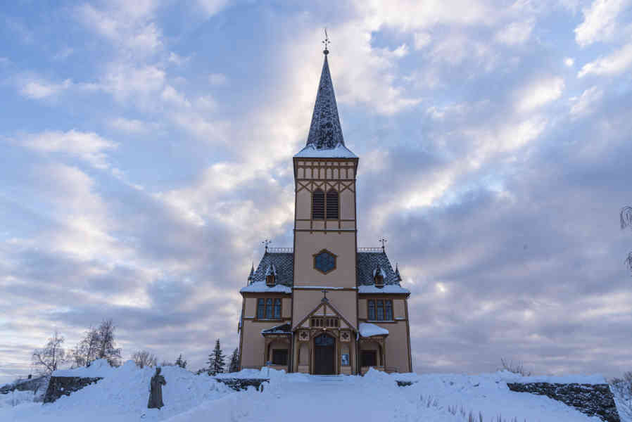 Noruega - islas Lofoten 052 - Kabelgâg - iglesia de Vâgan.jpg